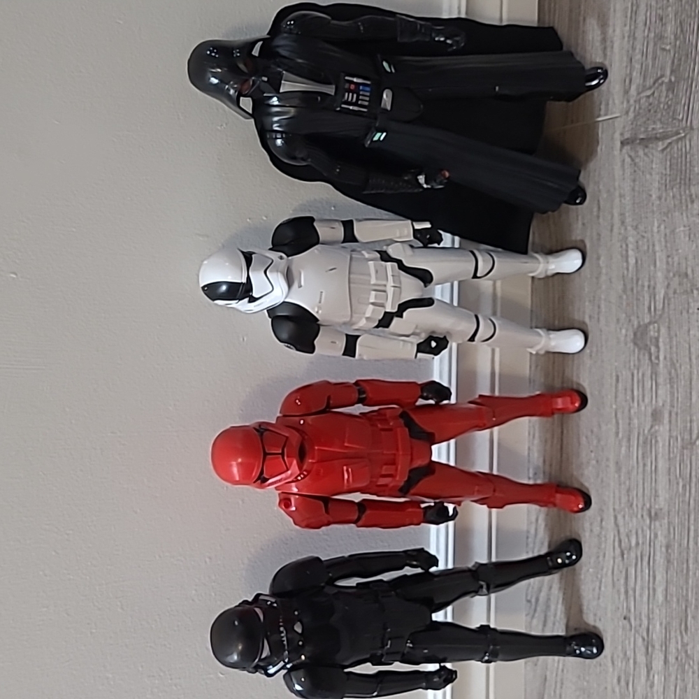 4 Star Wars Action Figures - Picture 3 of 3